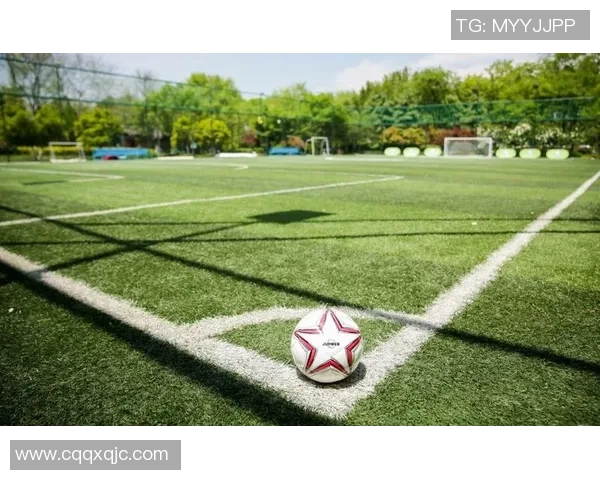 足球球星立体摆件艺术品，展现运动激情与独特魅力的完美融合