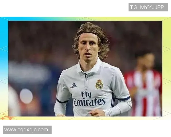 两位足球传奇球星的辉煌征程与成长轨迹揭秘，探寻他们背后的努力与坚持